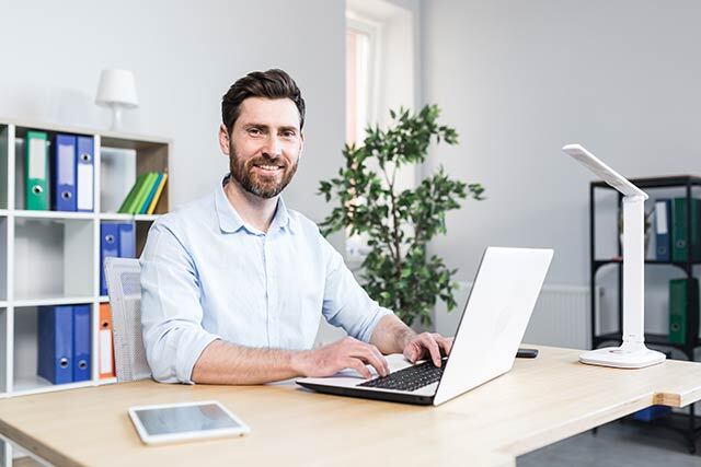 Man-achter-bureau